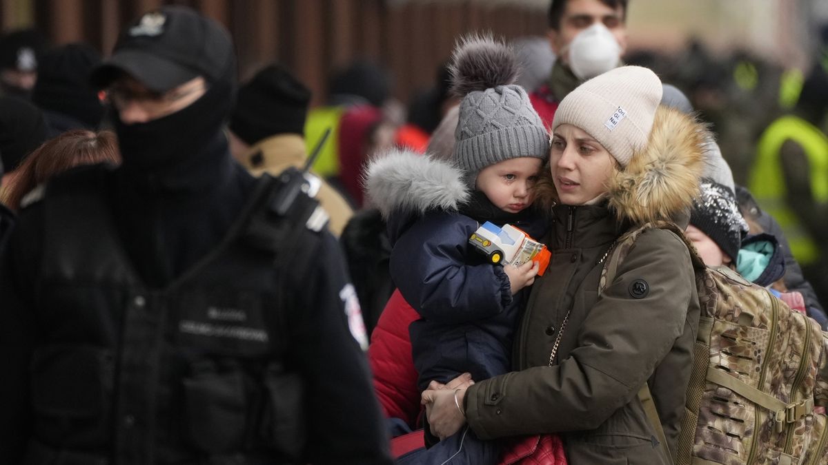 Ukrajinští uprchlíci dostanou pět tisíc korun, schválila vláda